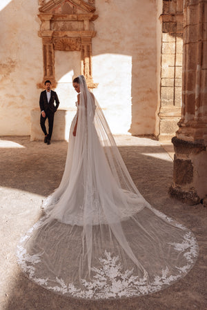 Der Ariella Kathedralen-Schleier mit Spitzenkante sorgt für einen dramatischen und eleganten Braut-Look.