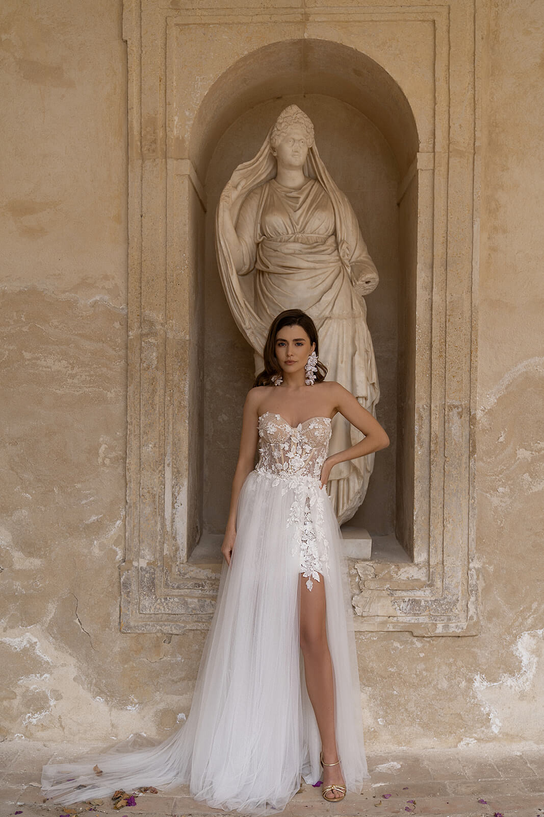 Brautkleid Penelope in Bewegung, der Tüll-Überrock schwingt über dem Minirock
