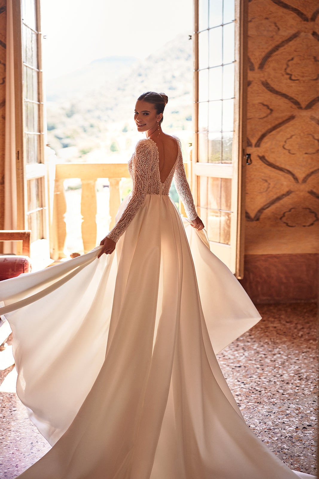 Brautkleid Agnes von hinten, schlichter Rücken und weich fallender Rock