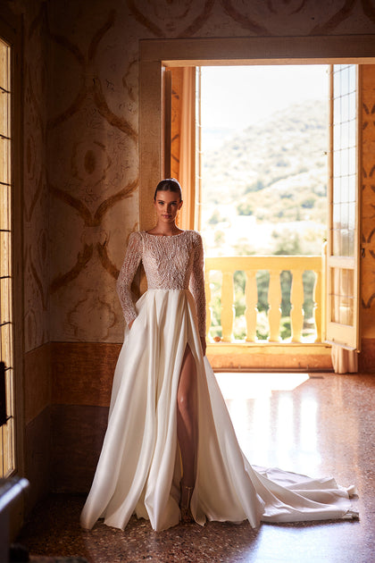 Agnes plain classic wedding dress from DAMA Couture (real life photo)