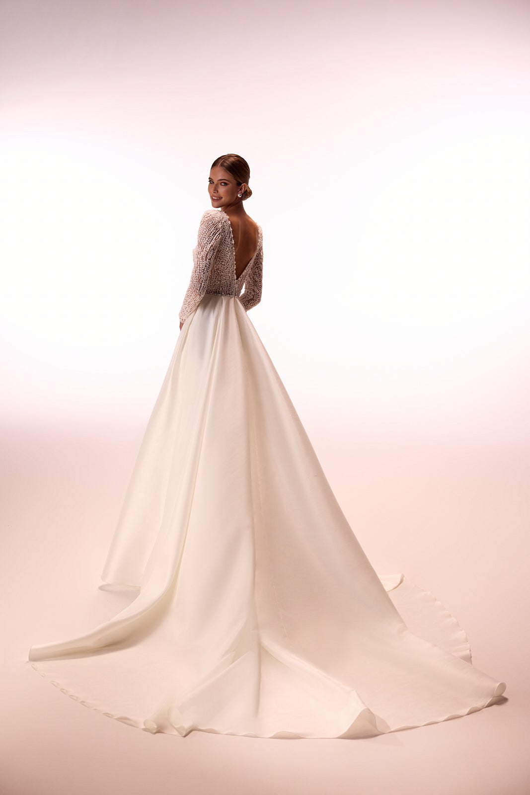 Brautkleid Agnes im Studio, klare klassische Linie ohne Verzierungen
