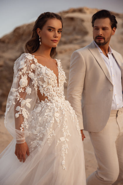 Eine Nahaufnahme des Korsetts zeigt 3D-Spitzenapplikationen, die dem Alia-Kleid Tiefe und edle Textur verleihen.