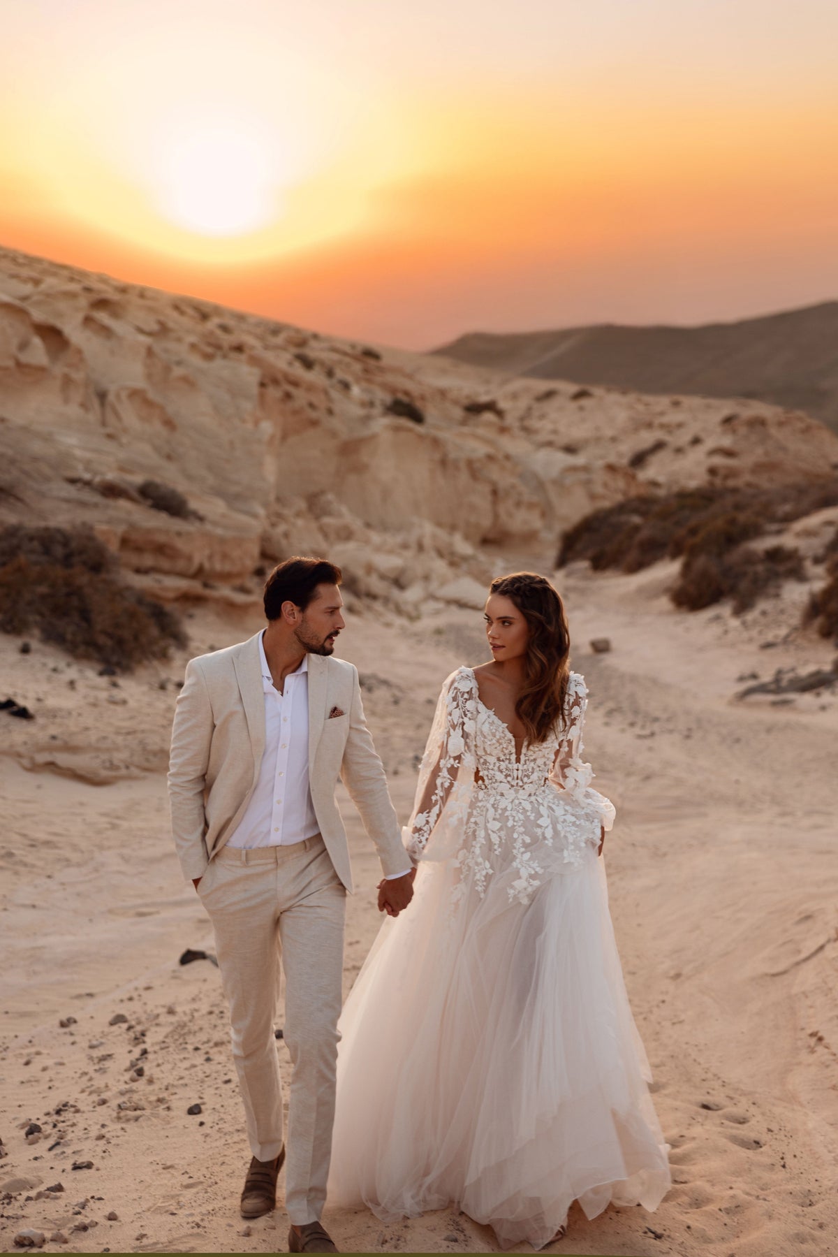 Brautkleid Alia in Bewegung, leichter Tüllrock in A-Linie beim Gehen durch die Wüste