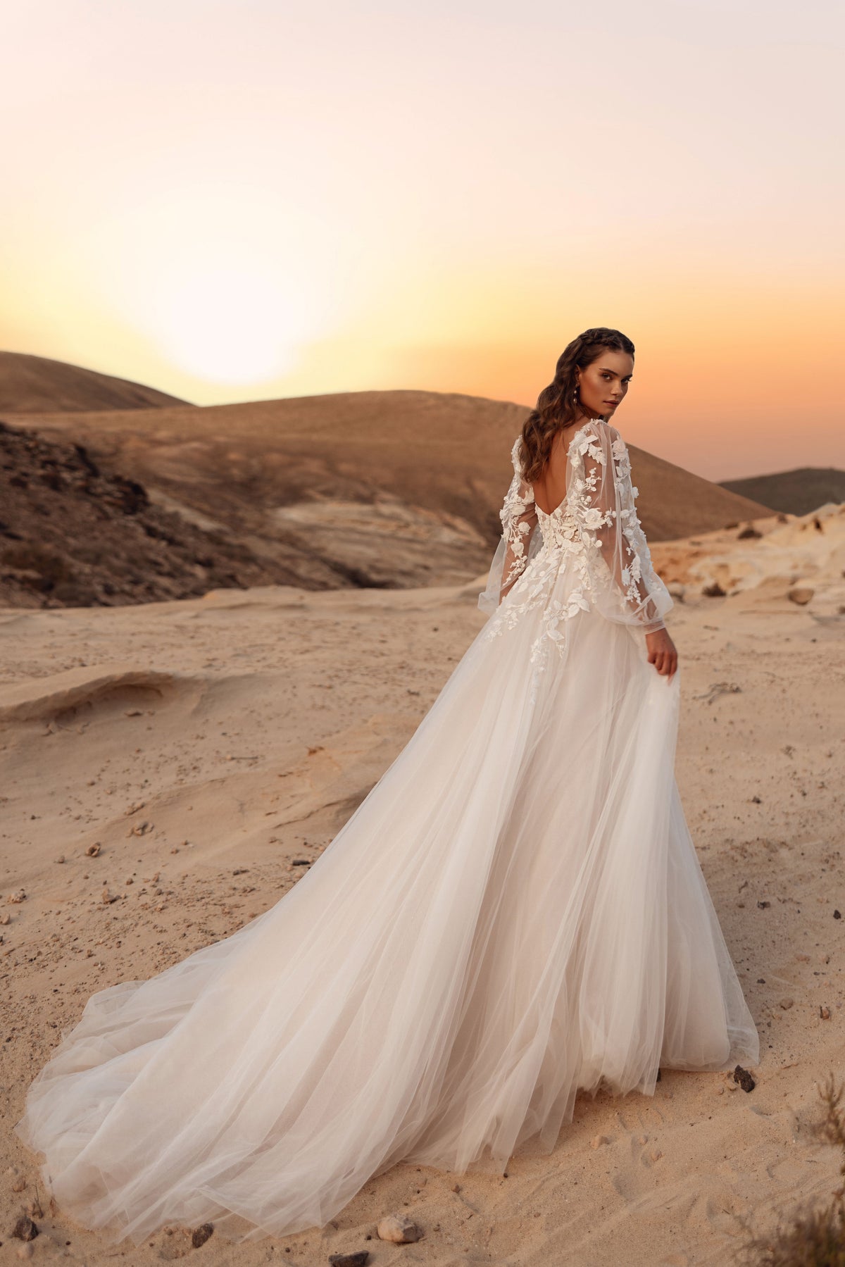 Brautkleid Alia von hinten in ganzer Länge, Tüllschleppe im Sand bei Sonnenuntergang