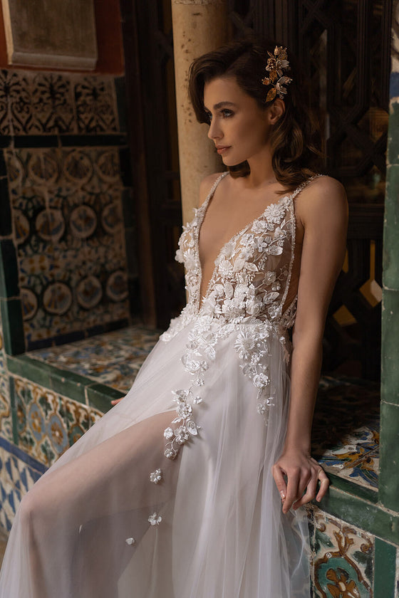 Brautkleid Alissa mit tiefem V-Ausschnitt, Perlen auf der Corsage und mehrlagigem Tüllrock, von vorn