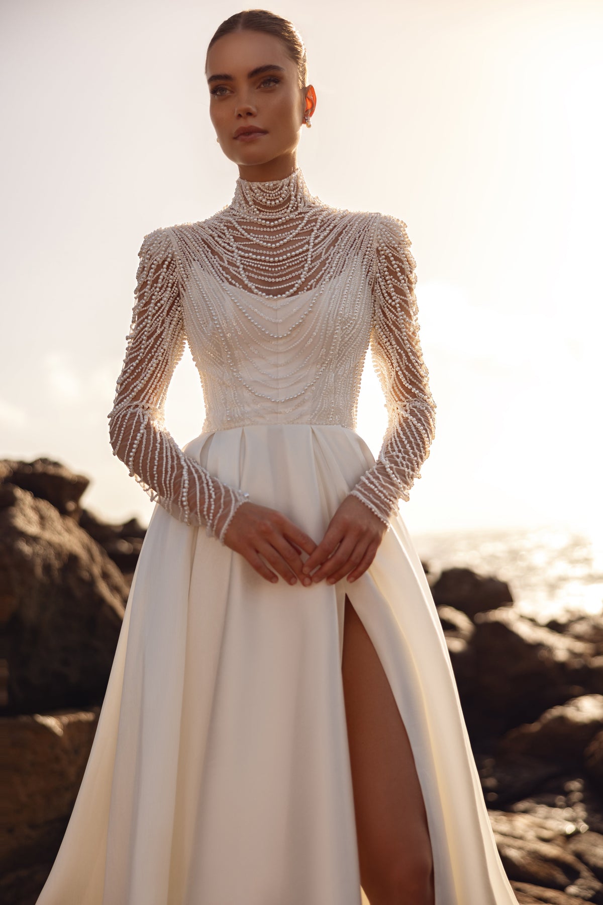Perlenbestickte Bluse mit Stehkragen und langen Ärmeln über der Corsage von Alya, Nahaufnahme
