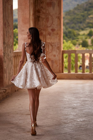 Kurzes Brautkleid Amanda von hinten, transparente Corsage mit Blütenträgern und Rückenausschnitt
