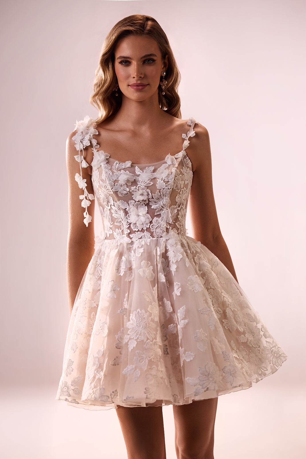Kurzes Brautkleid Amanda im Studio, Blütengirlande an der Schulter und ausgestellter kurzer Rock