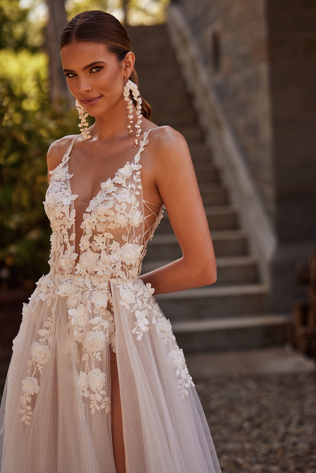 Brautkleid Amaya, Nahaufnahme der 3D-Blütenspitze am tiefen V-Ausschnitt mit schmalen Trägern