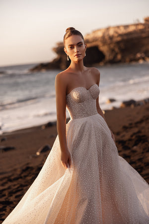 Brautkleid Amira ohne Cape, trägerlose Corsage mit Herzausschnitt und Tüllrock