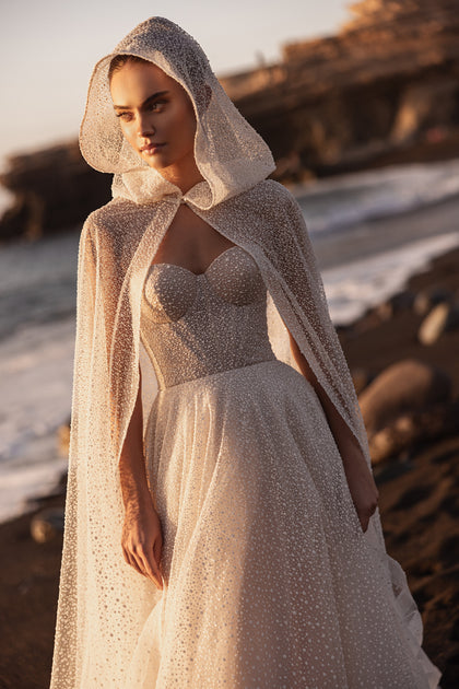 Eine Nahaufnahme des Amira-Korsetts zeigt klare Linienführung und zarten Brokatstoff, der sanft im Licht schimmert.