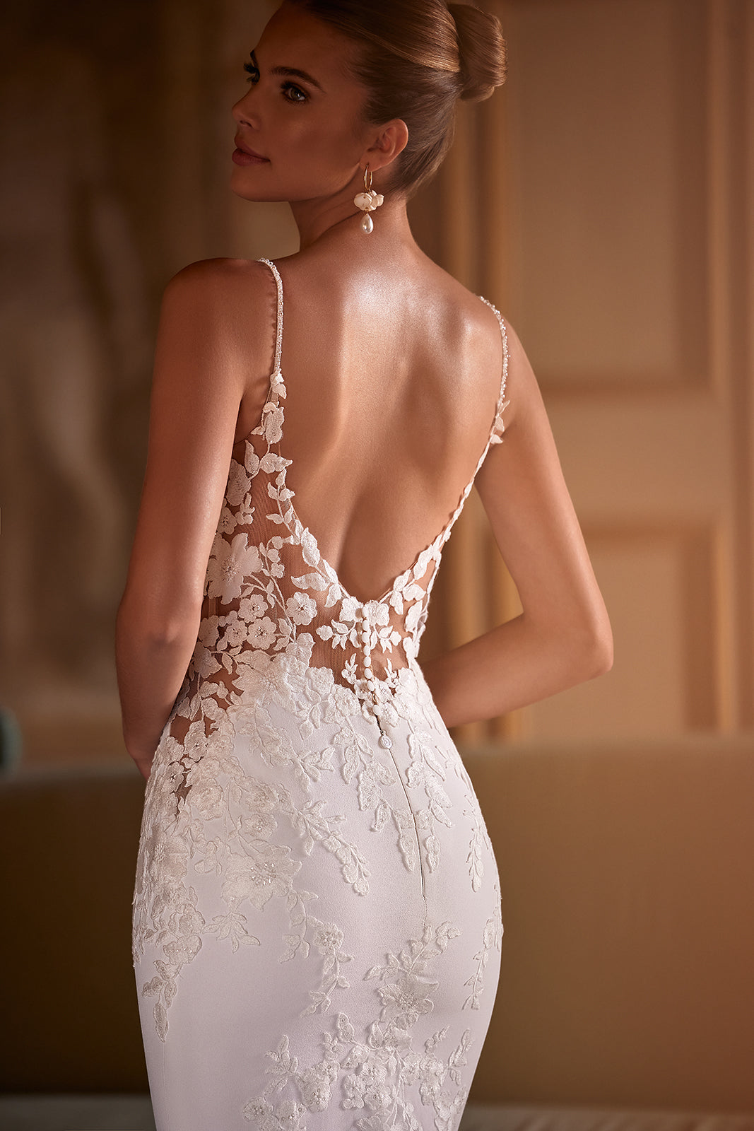 Brautkleid Apolonia, Detail des tiefen Rückenausschnitts mit Blütenspitze und schmalen Trägern