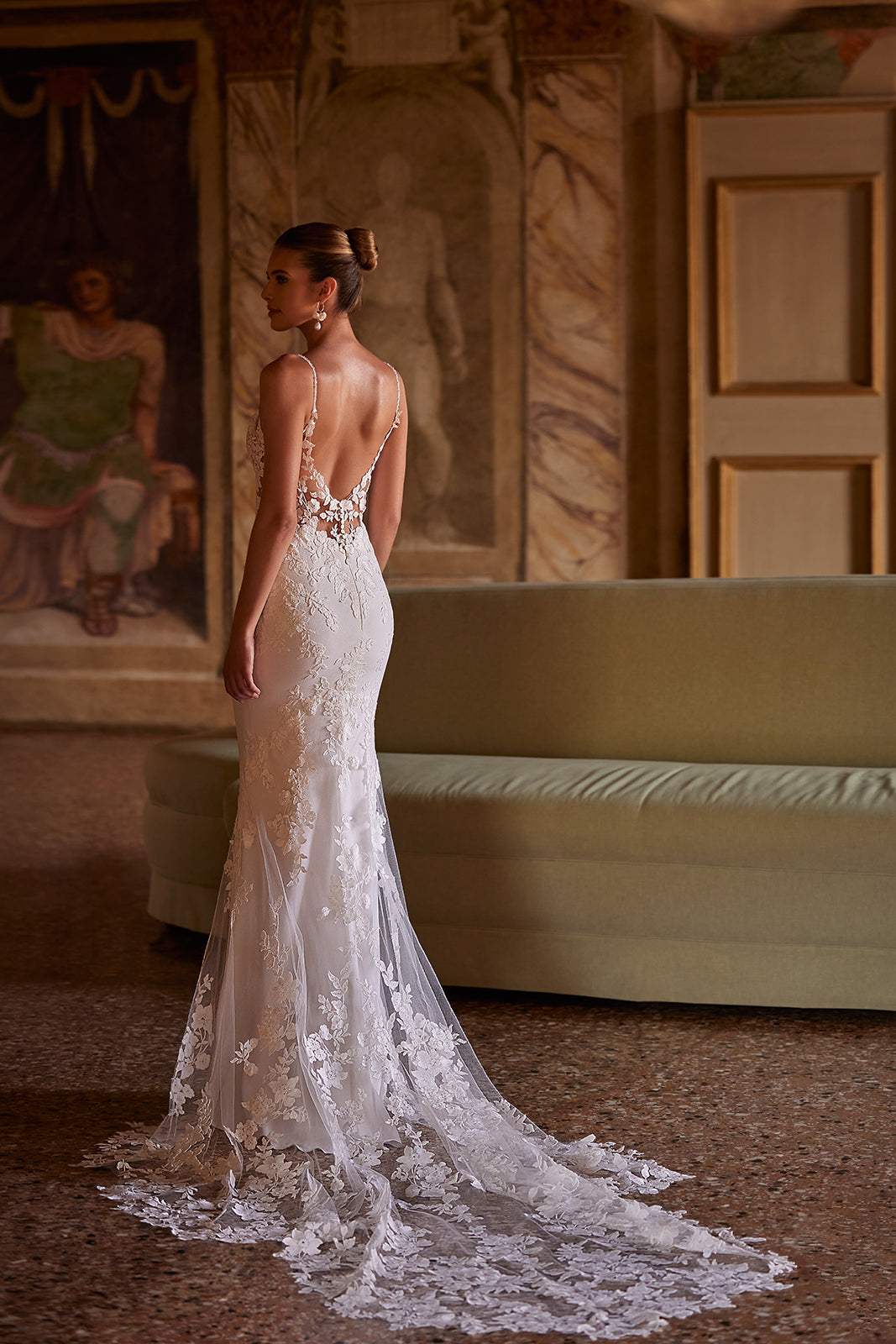 Brautkleid Apolonia von hinten, Meerjungfrau-Silhouette mit langer Spitzenschleppe