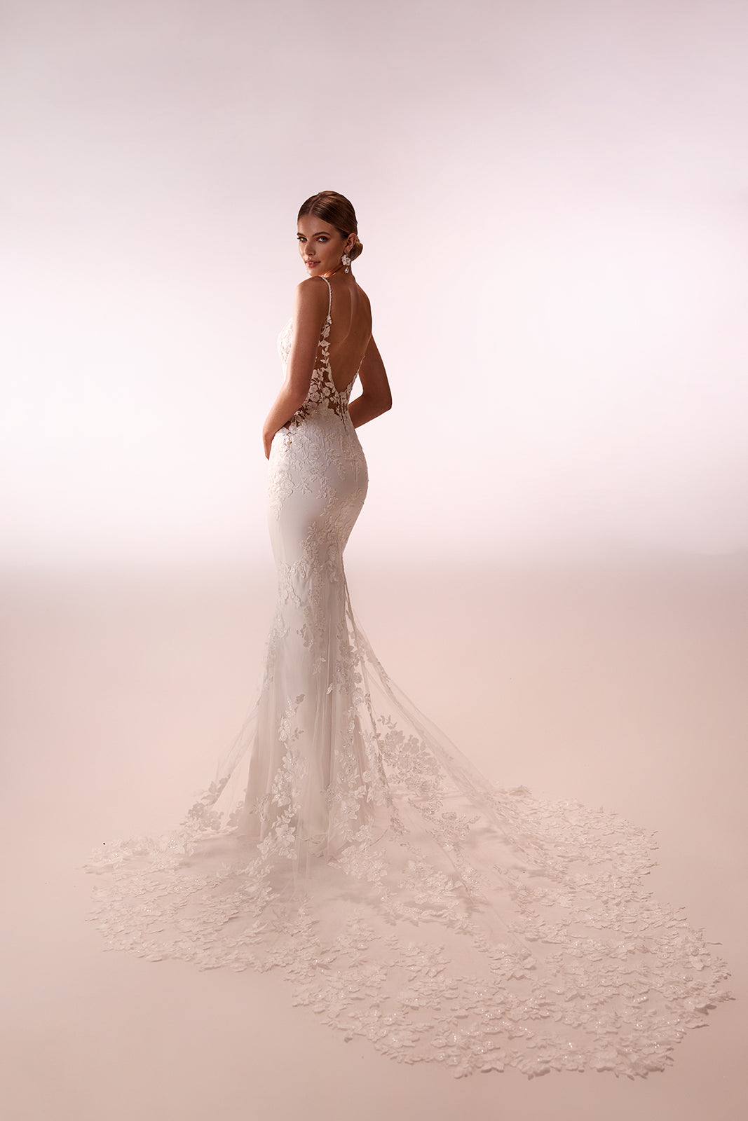 Brautkleid Apolonia im Studio von hinten, offener Rücken und ausgebreitete Spitzenschleppe