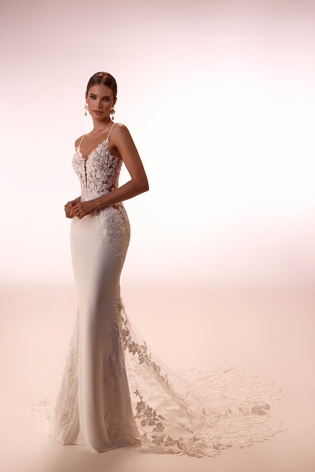 Brautkleid Apolonia im Studio, Meerjungfrau-Schnitt mit Blütenspitze, Dreiviertelansicht