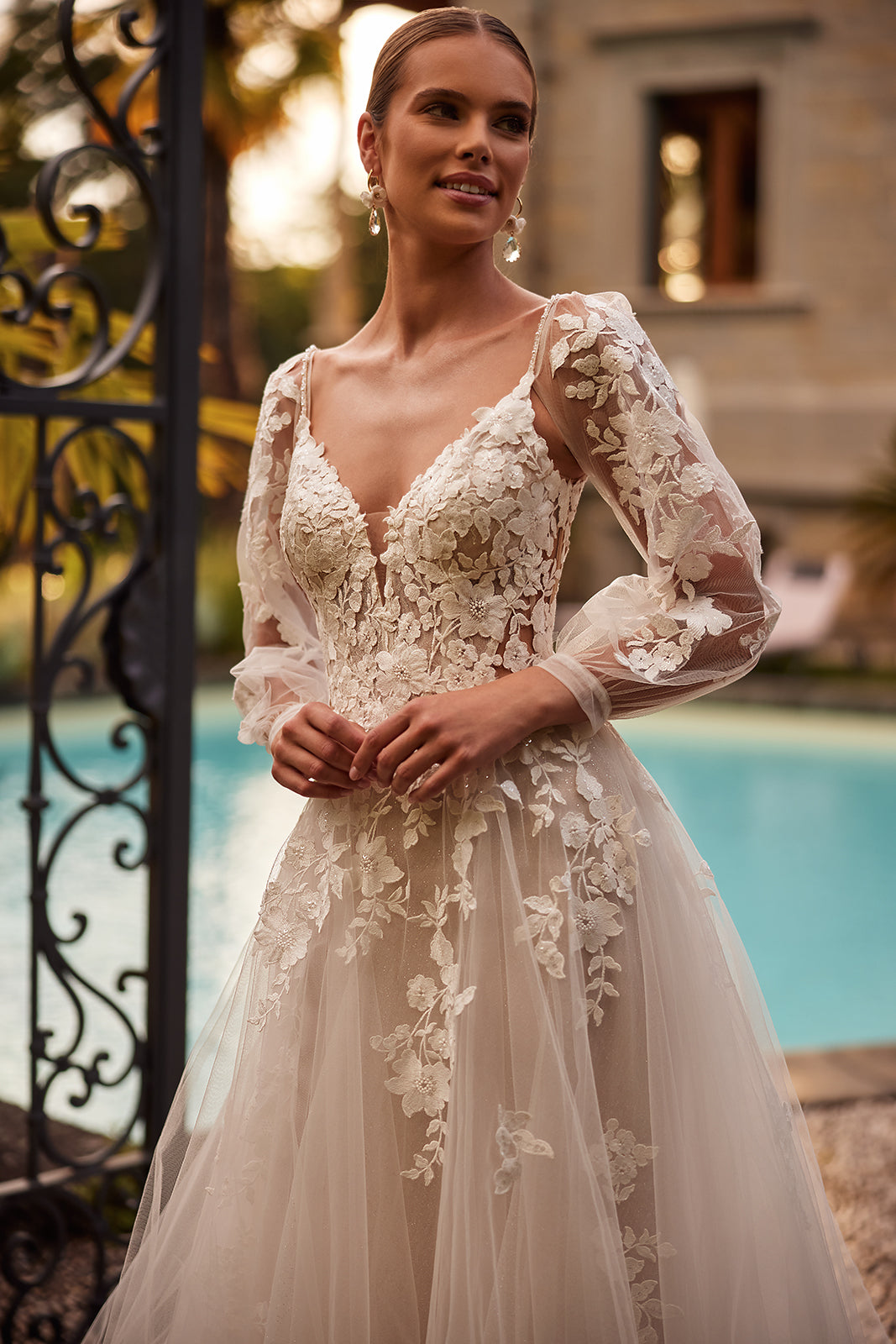 Brautkleid Ariana von vorn, V-Ausschnitt mit 3D-Blütenspitze und transparenten langen Ärmeln