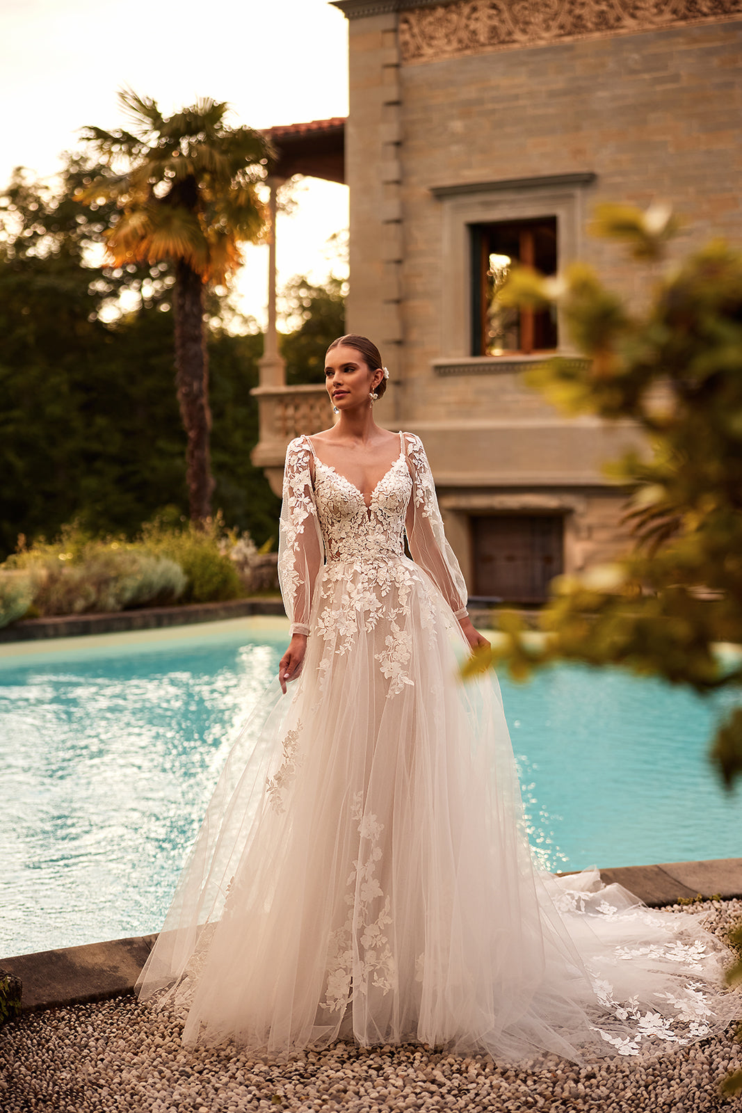 Brautkleid Ariana in A-Linie am Pool, Tüllrock mit Blütenspitze und lange Ärmel, ganze Figur