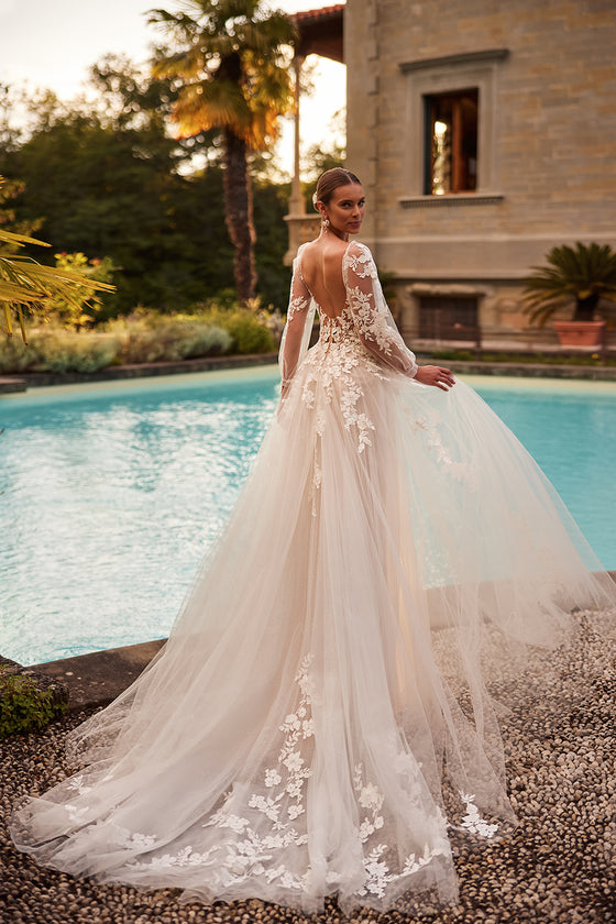Brautkleid Ariana von hinten, tiefer Rückenausschnitt und lange Tüllschleppe mit Spitze
