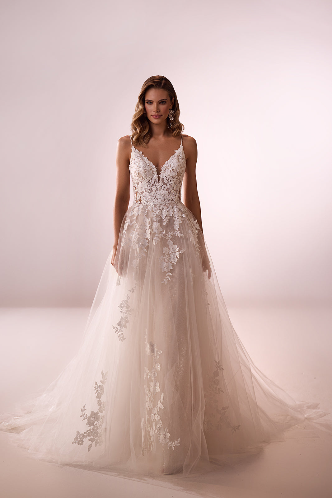 Brautkleid Ariana ohne Ärmel im Studio, A-Linie mit Spaghettiträgern und Blütenspitze