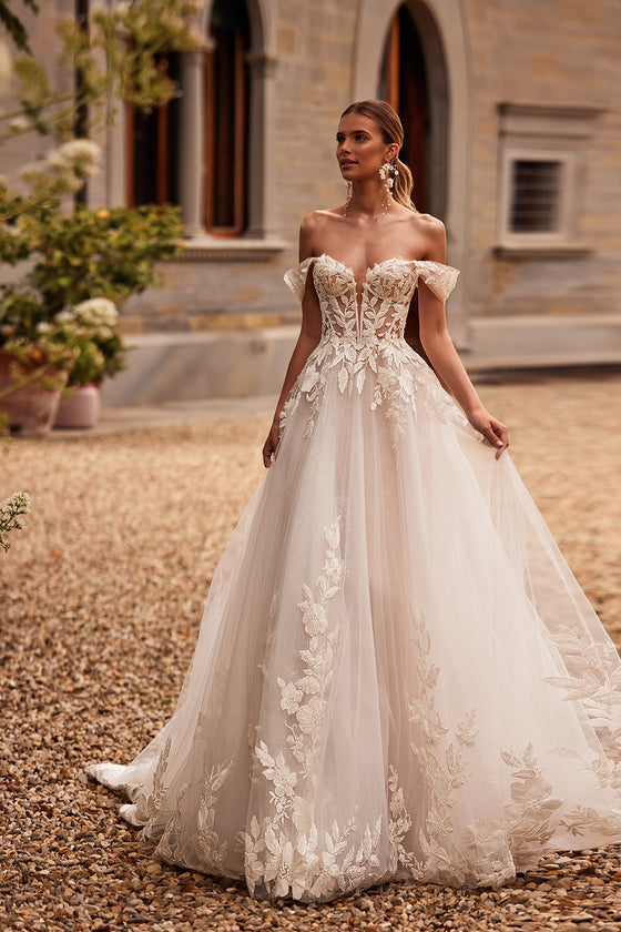 Brautkleid Aurora in A-Linie, schulterfreie Ärmel und Blütenspitze auf Tüllrock, Vorderansicht