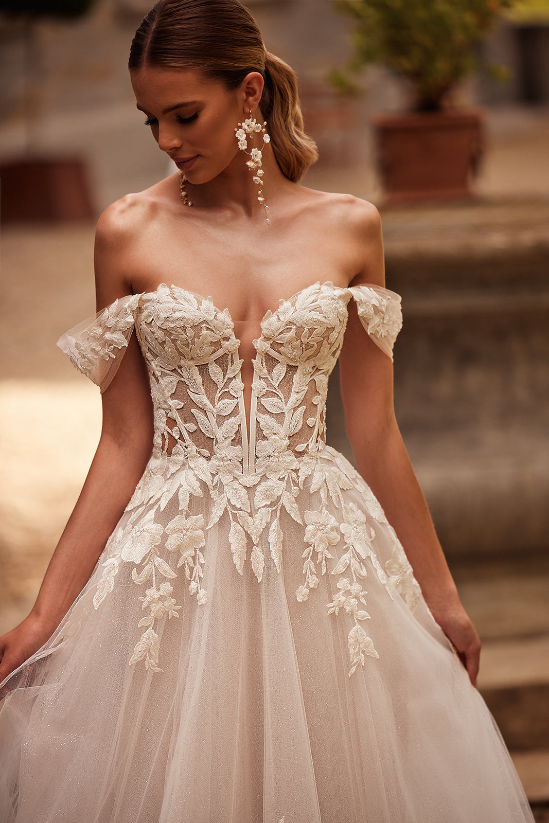 Transparente Corsage von Aurora mit plastischer Blütenspitze und schulterfreien Ärmeln, Nahaufnahme