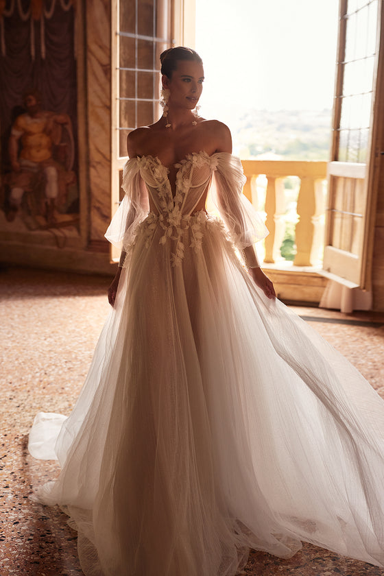 Brautkleid Avalon in A-Linie aus Tüll mit 3D-Blüten und schulterfreien Ärmeln, von vorn