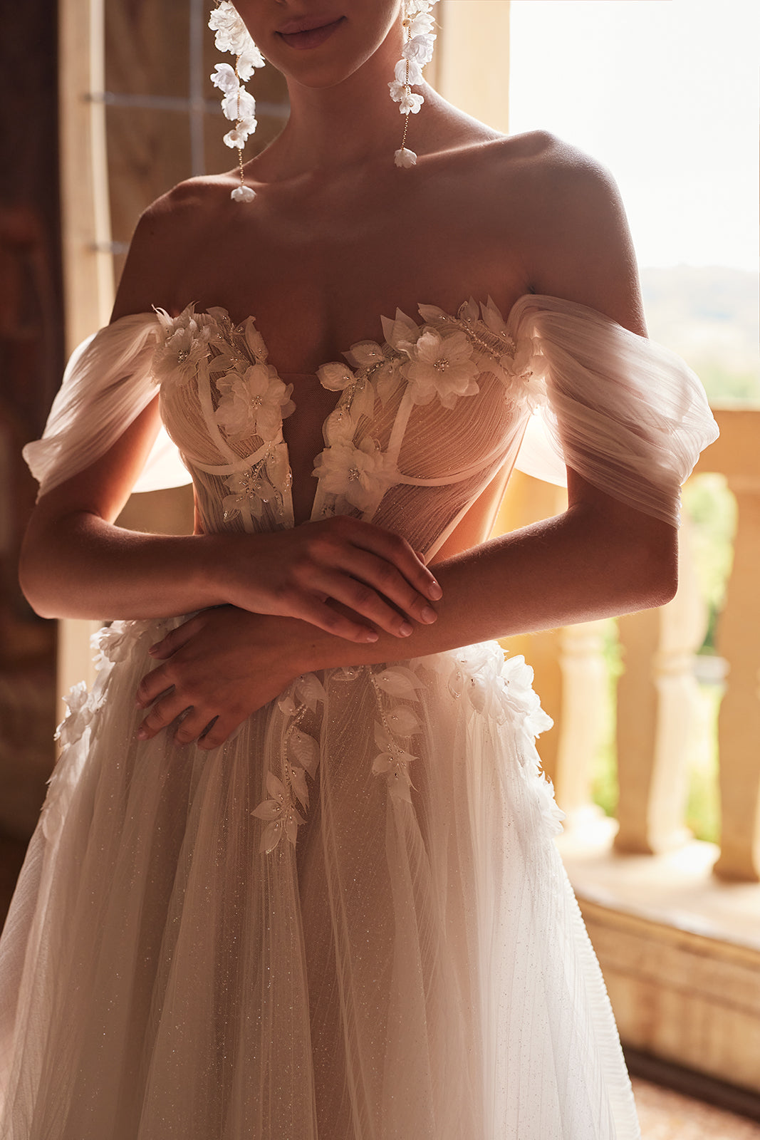 Brautkleid Avalon, Nahaufnahme der Corsage mit aufgesetzten Blüten und Puffärmeln