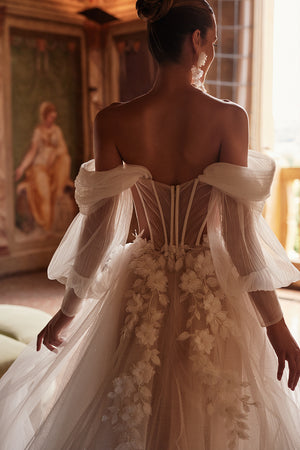 Brautkleid Avalon von hinten, offener Rückenausschnitt über der bestickten Corsage