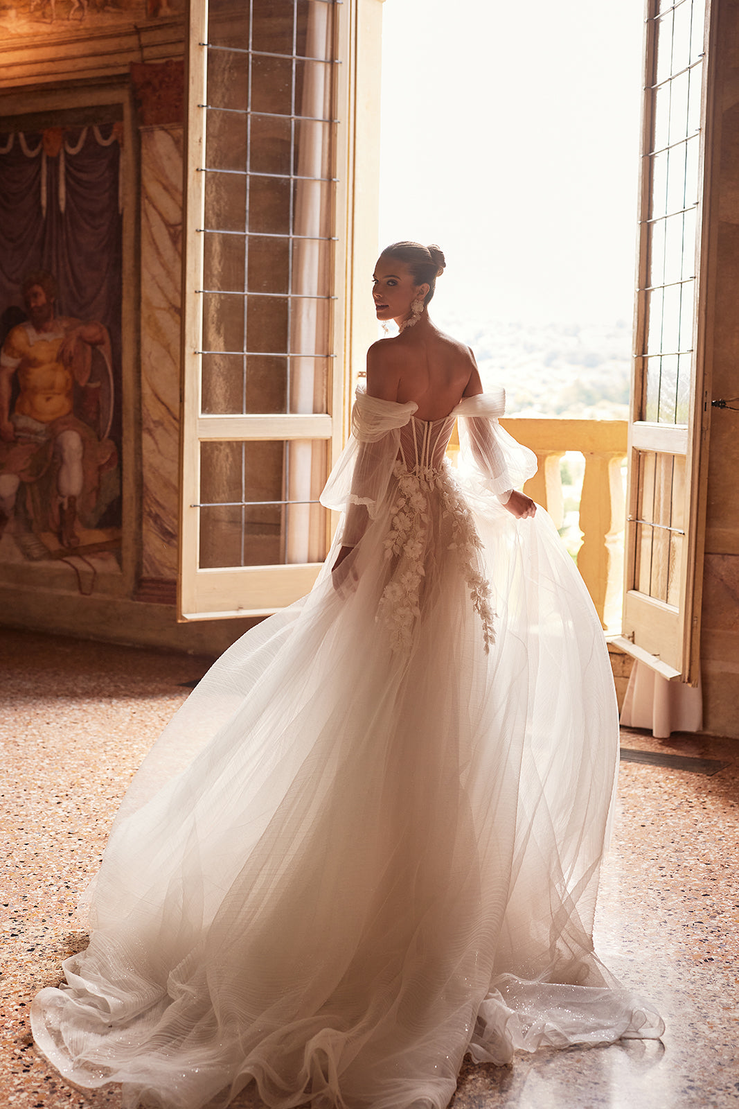 Brautkleid Avalon in Bewegung, Tüllrock und Schleppe wehen im Gegenlicht