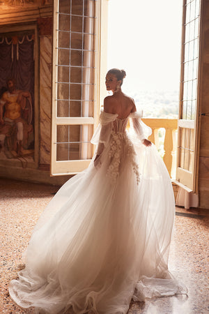 Brautkleid Avalon in Bewegung, Tüllrock und Schleppe wehen im Gegenlicht