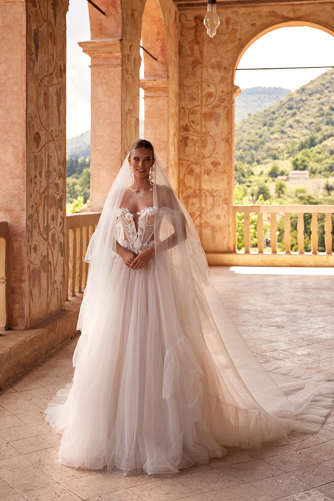 Brautkleid Avalon mit langem Schleier, ganze Silhouette in der Arkade