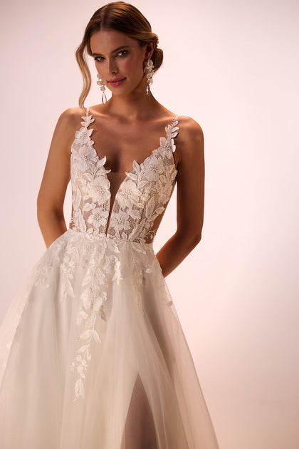 Princess wedding dress with lace Beatrix from DAMA Couture (studio picture)