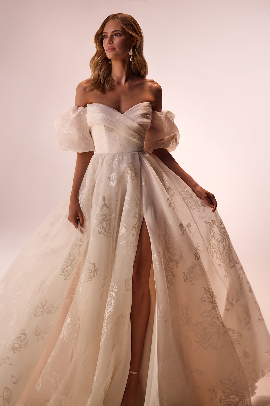 Brautkleid Berta aus Organza mit Blumendruck, abnehmbare Puffärmel und Rockschlitz, von vorn