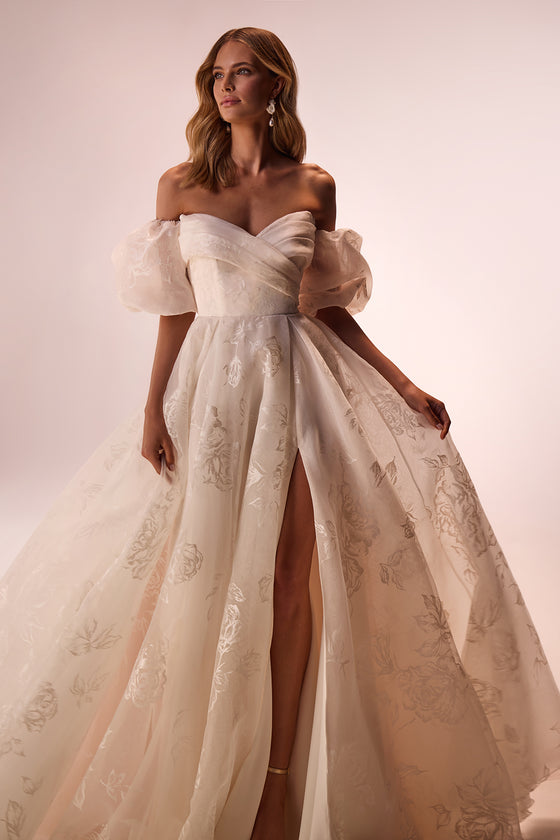 Brautkleid Berta aus Organza mit Blumendruck, abnehmbare Puffärmel und Rockschlitz, von vorn
