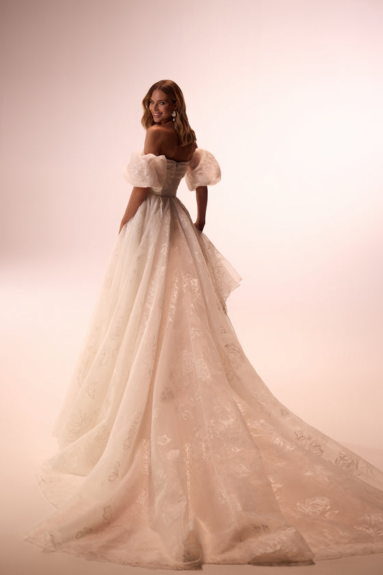 Brautkleid Berta von hinten, weiter Rock mit Blumendruck und lange Schleppe, ganze Silhouette