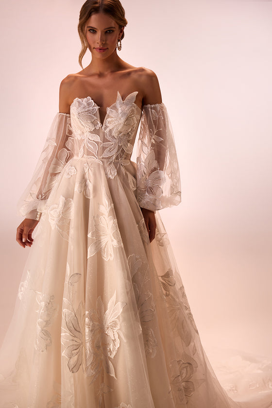 Brautkleid Caesaria mit großflächiger Blütenspitze, schulterfreier Corsage und Ballonärmeln