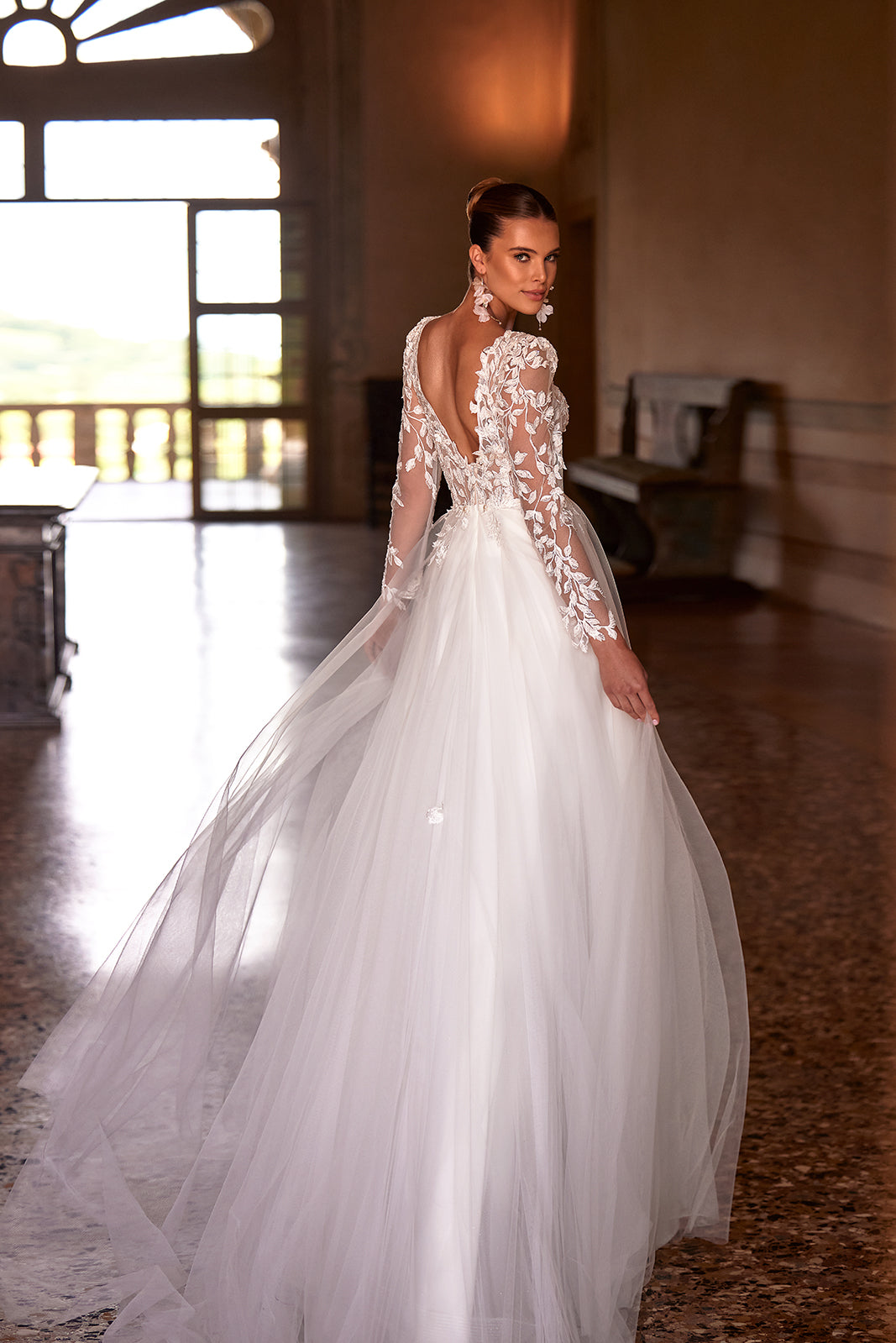 Brautkleid Calista Cristal von hinten, tiefer Rückenausschnitt und weiter Tüllrock