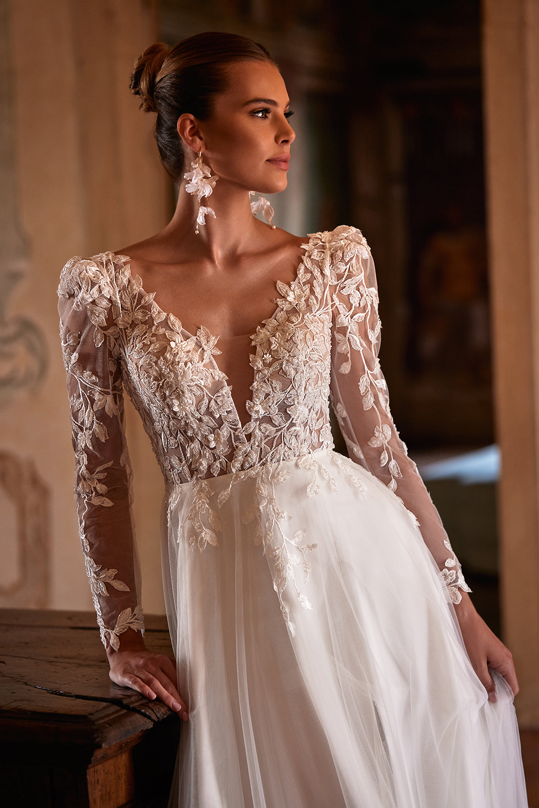 Brautkleid Calista Cristal im Detail: Blumenspitze am Oberteil und transparente Ärmel