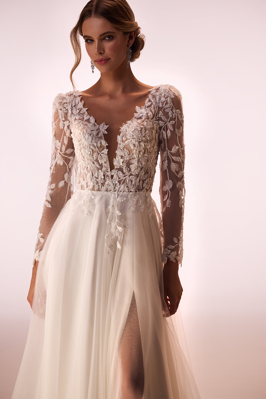 Brautkleid Calista Cristal im Studio von vorn, tiefer Ausschnitt und Schlitz im Tüllrock