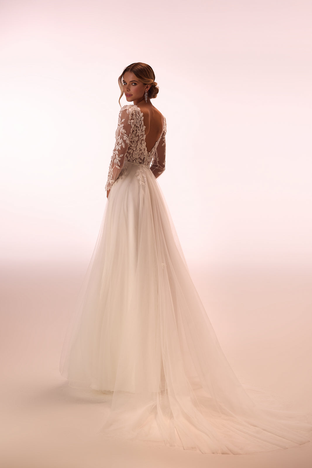 Brautkleid Calista Cristal im Studio von hinten, A-Linie aus Tüll mit langer Schleppe