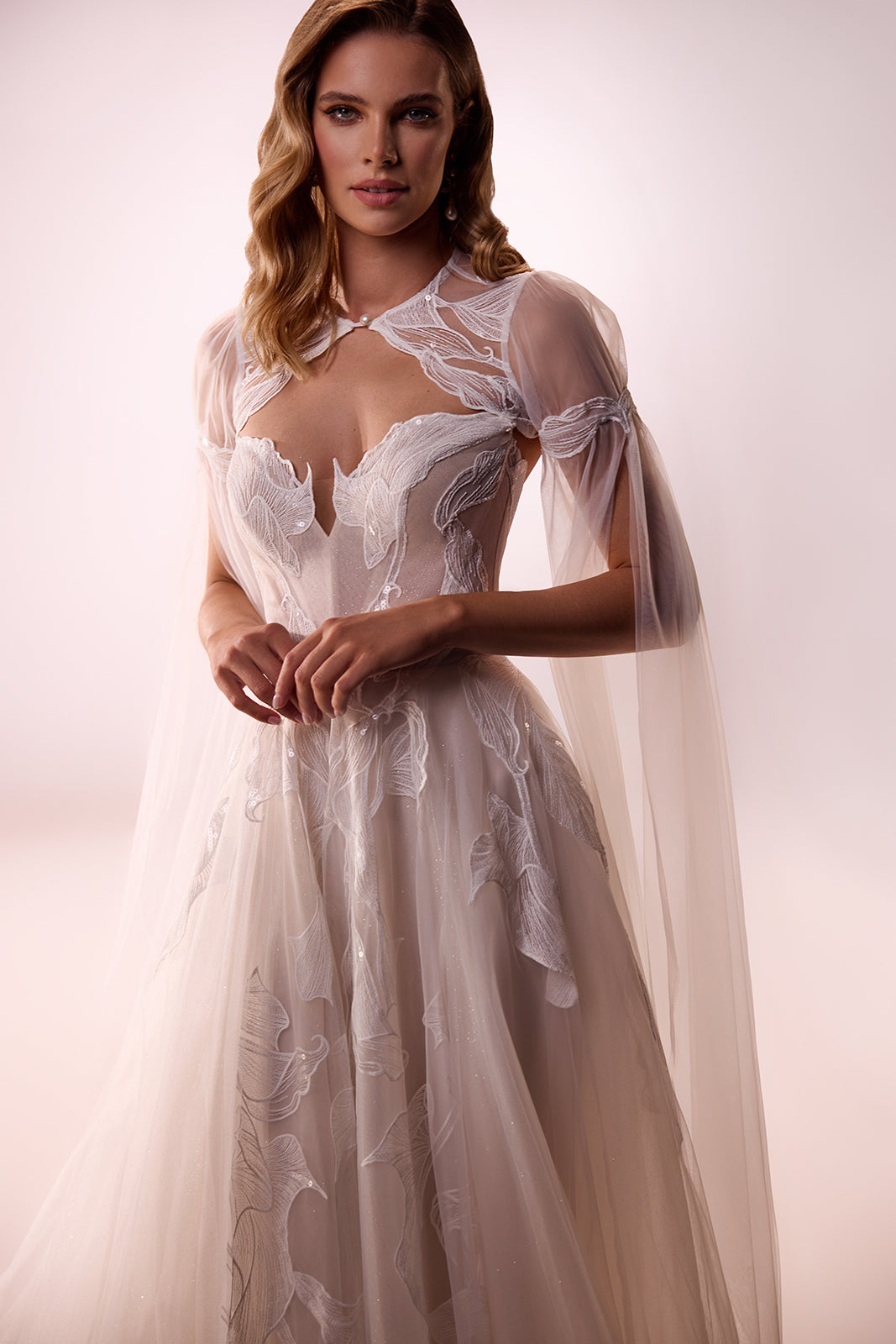 Brautkleid Calla mit transparentem Bolero aus Tüll, Halbfigur von vorn im Studio