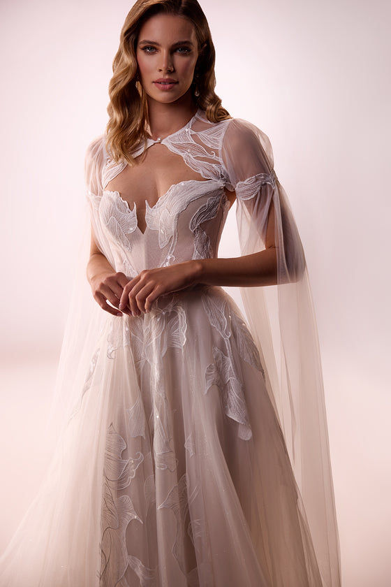 Brautkleid Calla mit transparentem Bolero aus Tüll, Halbfigur von vorn im Studio