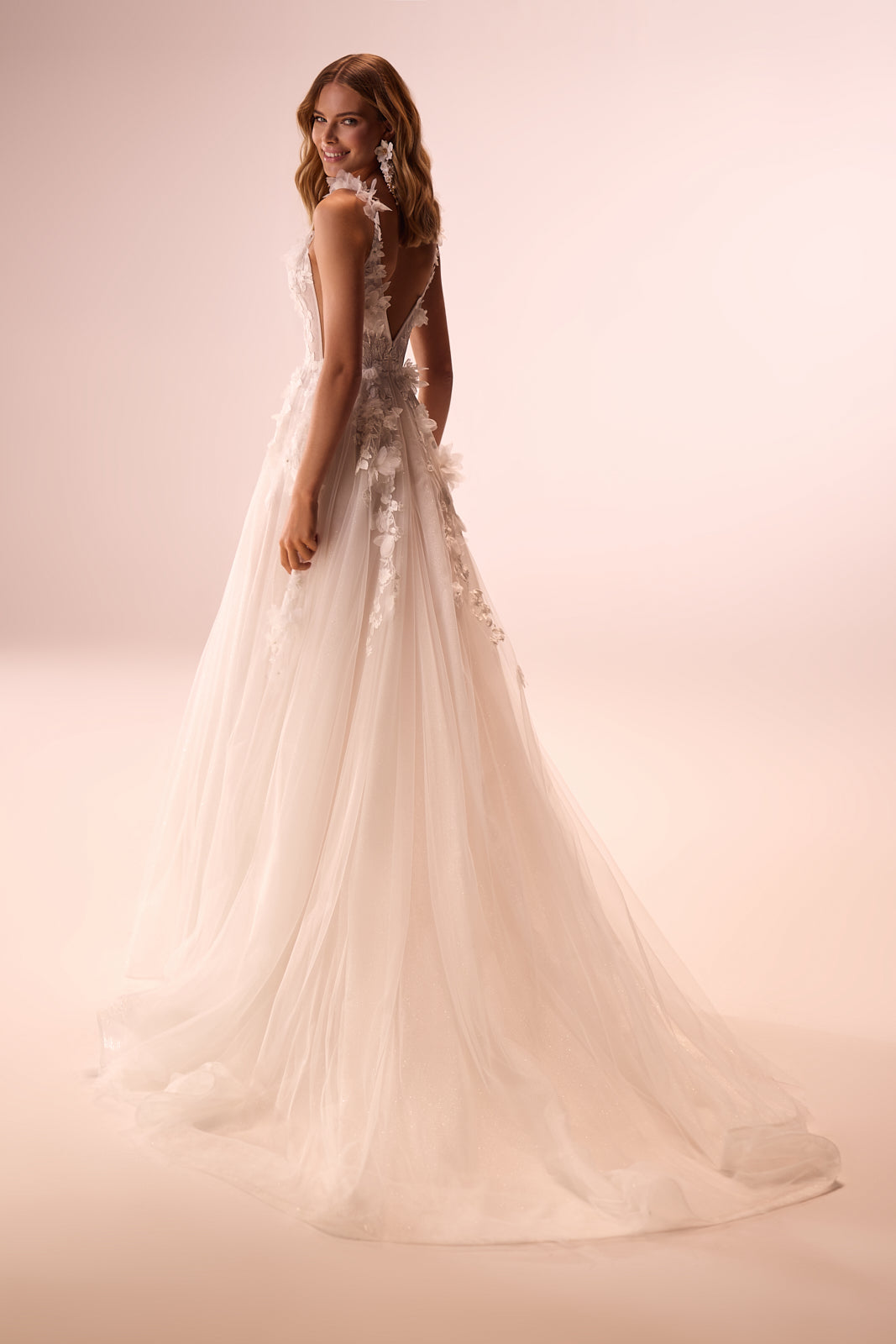 Brautkleid Calypso im Studio von hinten, Rückenansicht mit langem Rock