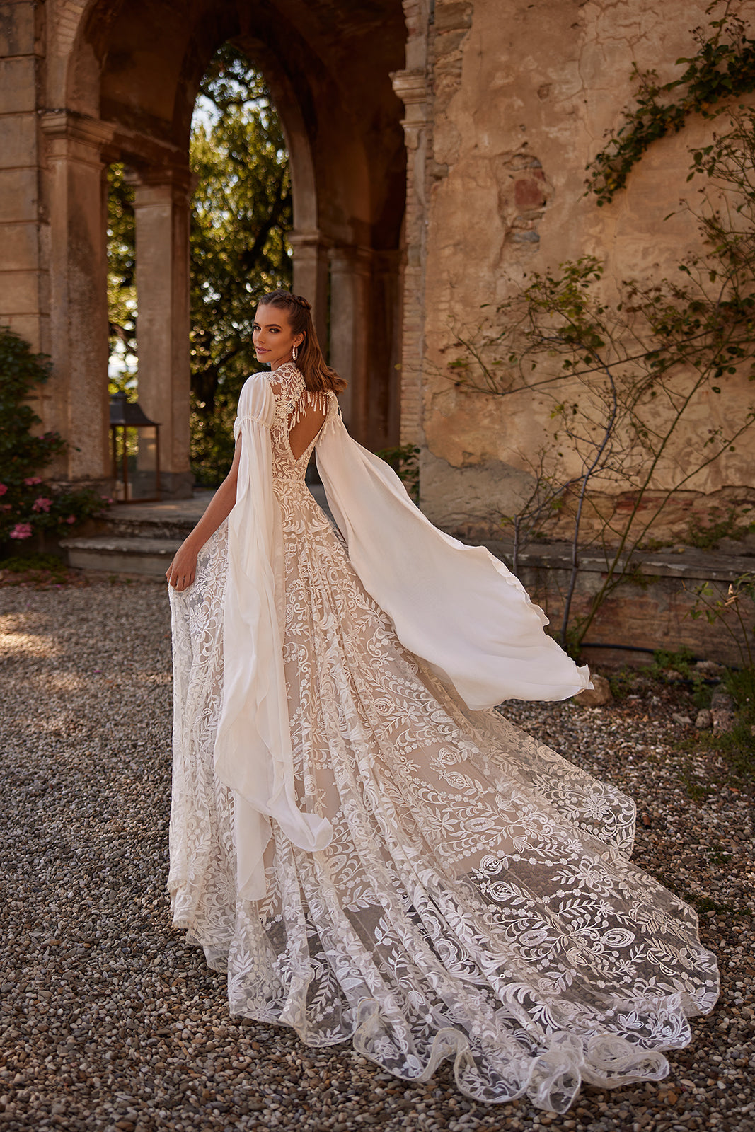 Boho-Brautkleid Cassidy mit fließendem Rock und Spitzenärmeln, Aufnahme im Freien