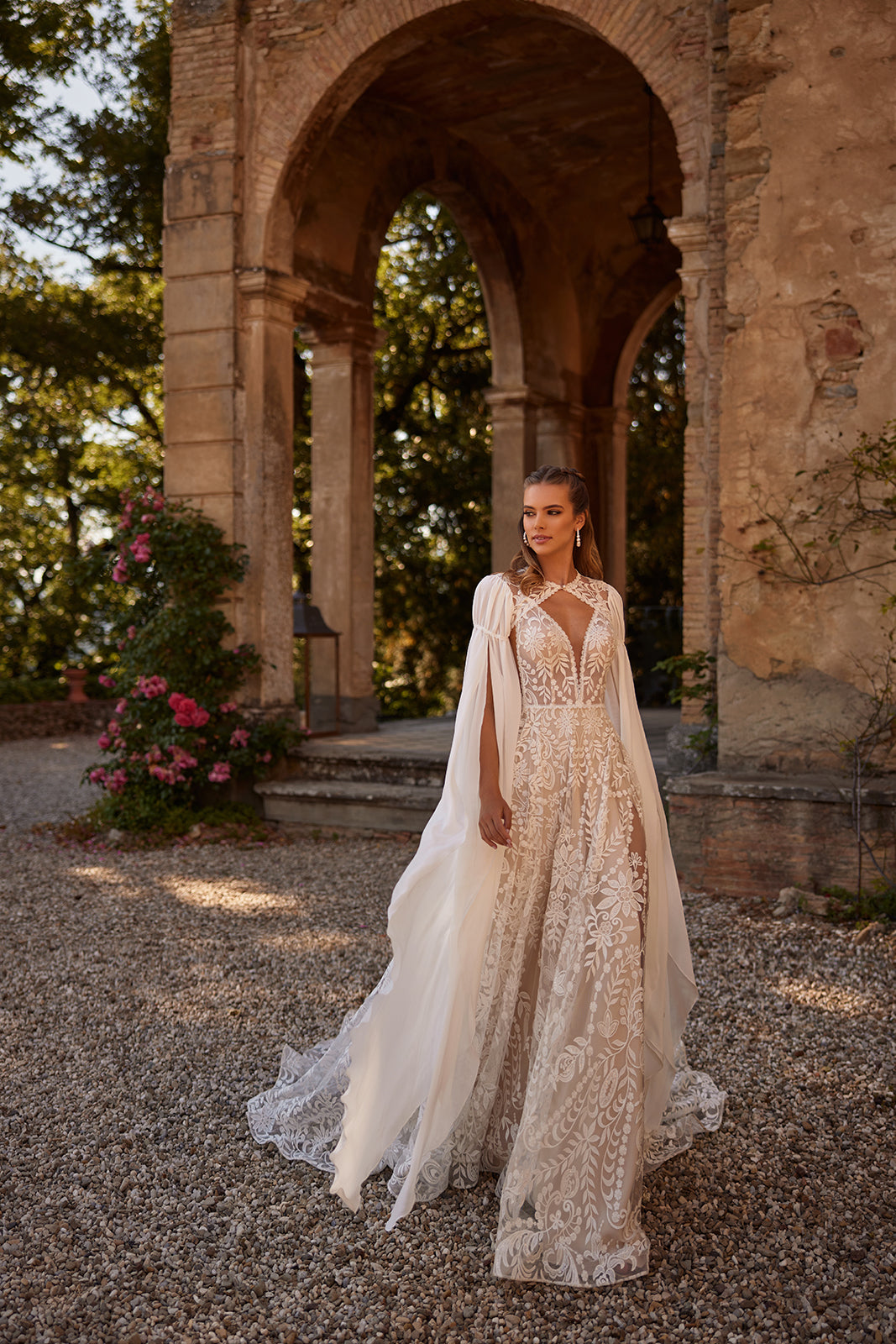 Brautkleid Cassidy in A-Linie mit Spitzenärmeln, ganze Silhouette von vorn