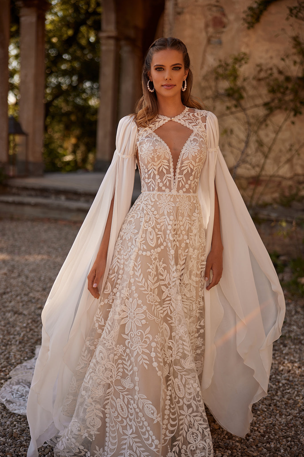 Brautkleid Cassidy, Detail der Spitzencorsage und der langen Spitzenärmel
