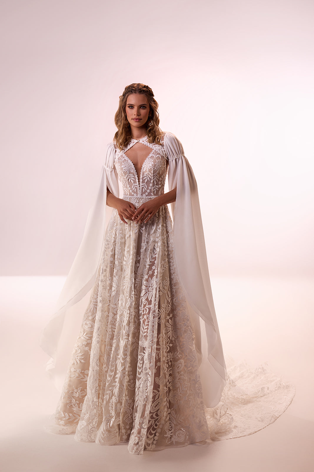 Brautkleid Cassidy im Studio, A-Linie mit Spitzenoberteil und tiefem Ausschnitt