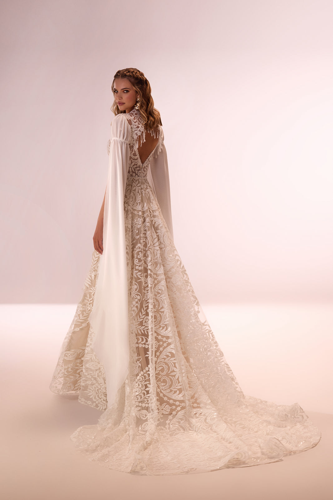 Brautkleid Cassidy im Studio von hinten, Spitzenrücken und leichte Schleppe
