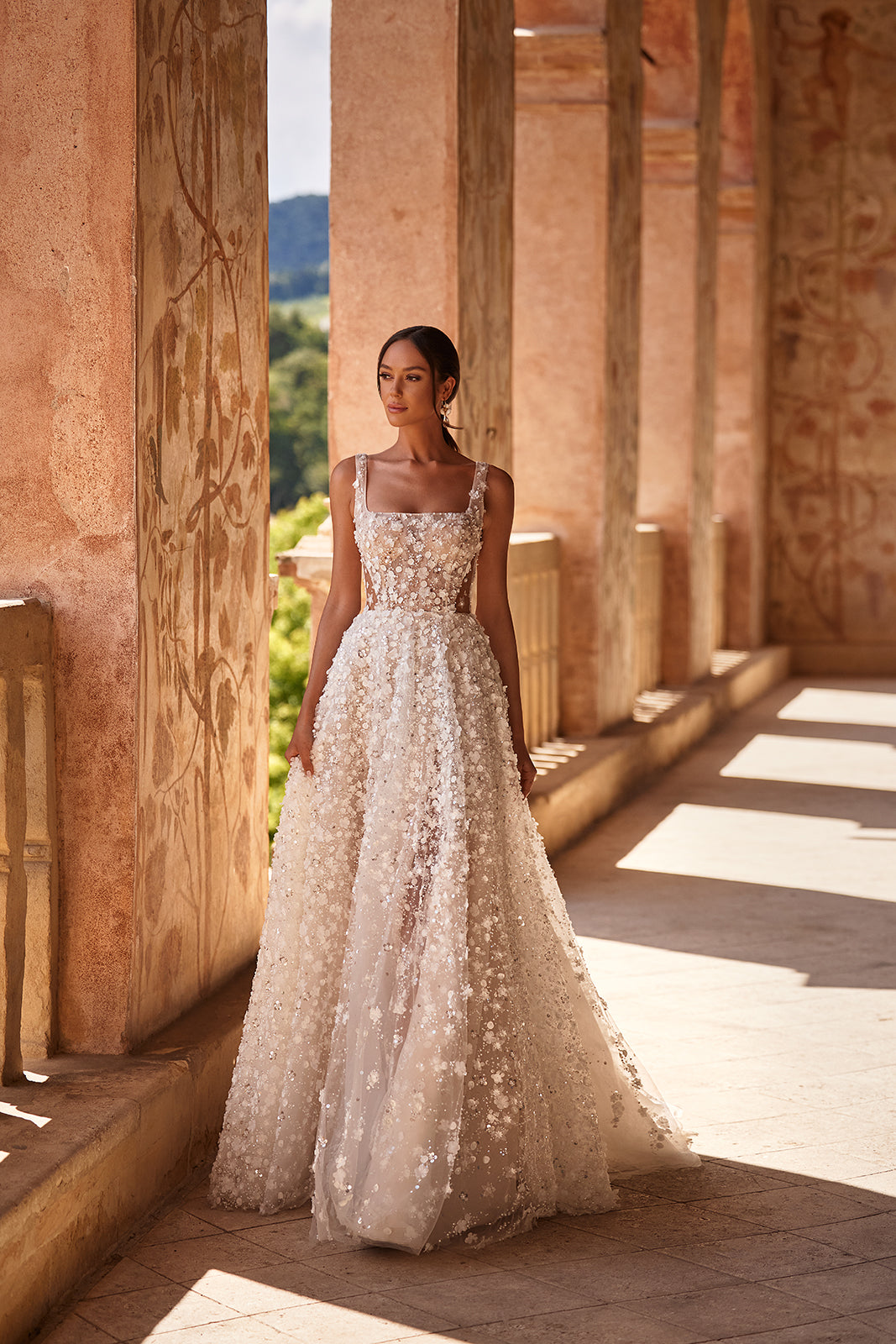 Brautkleid Cathelyn in ganzer Figur, Spitzenrock in Blush mit hohem Beinschlitz