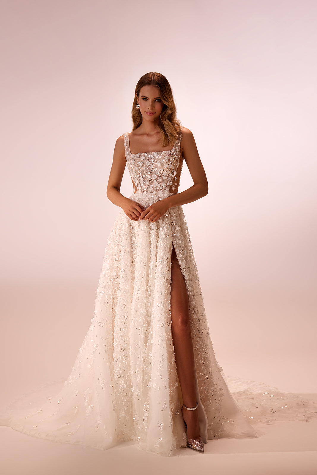 Brautkleid Cathelyn im Studio, A-Linie aus Blumenspitze mit eckigem Ausschnitt